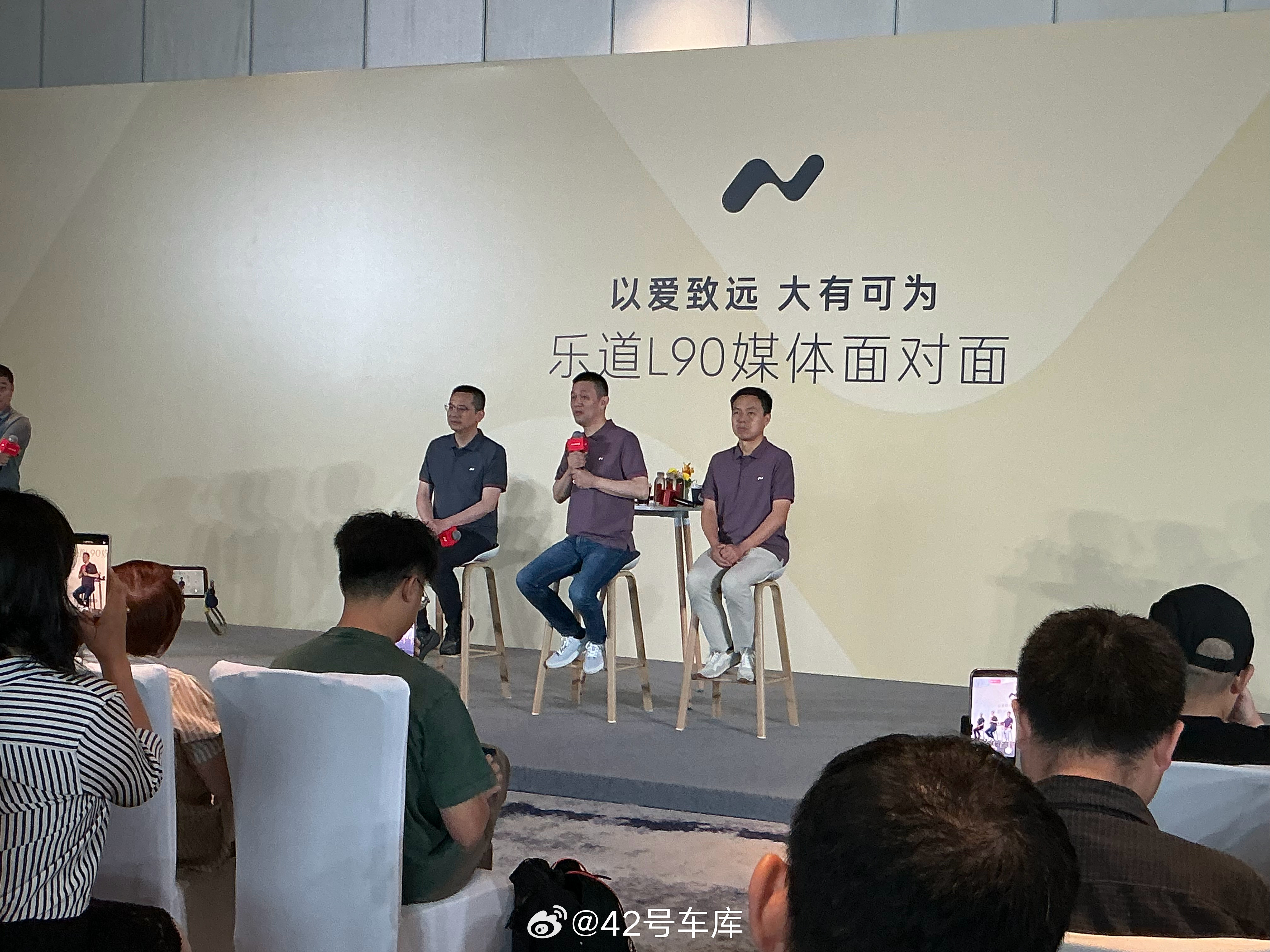 全新 ES8 提前剧透：8 月下旬，会开产品和技术发布会，展车到店；9 月下旬 