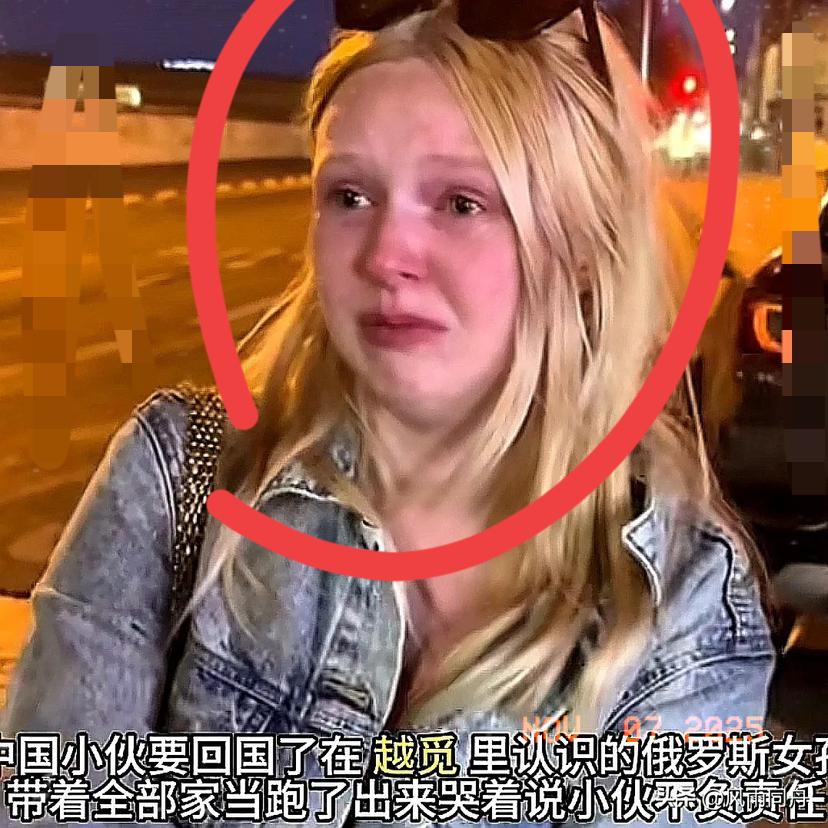 看完这幕真的气到心梗！
外国女孩蹲在路边嚎啕大哭，
哭得撕心裂肺，可对面的
小伙