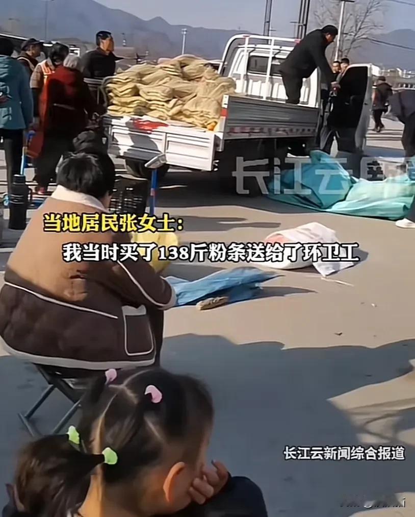 河南洛阳，卖粉条大叔勇救落水女孩被划伤肚皮，群众知道后纷纷用自己的行动支持大叔，