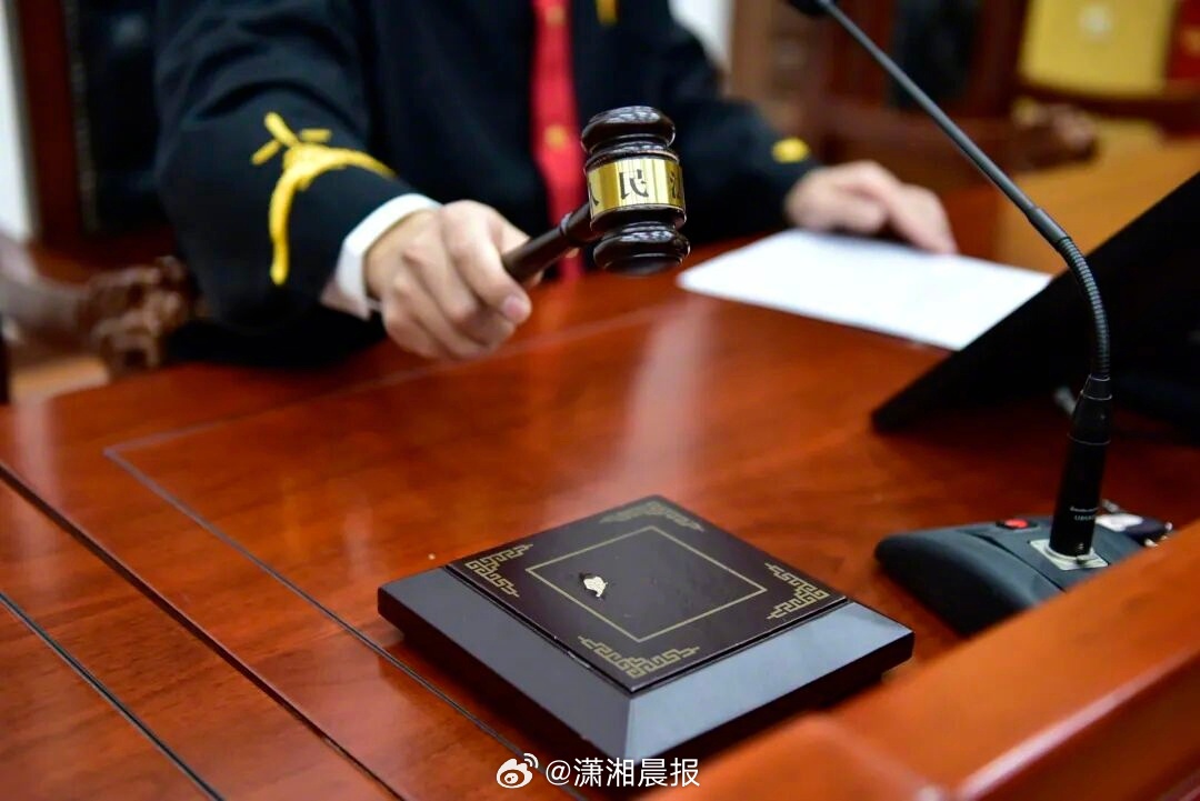 【#男子说不出妻子生产日期请假被拒#，企业被判赔偿12万元】7月5日，大连一起因
