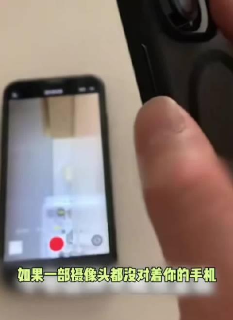 偷拍看着就是普通手机壳，结果能偷拍，平放桌面，屏幕熄灭，也能偷偷拍侧面，不仔细看