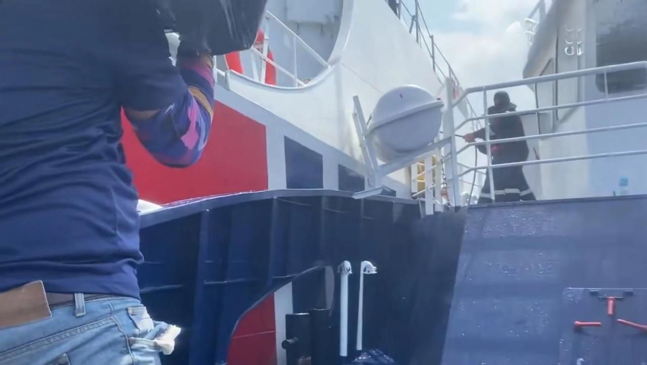 黄岩岛附近我海警舰再次给菲律宾海警船降温。

大家喜闻乐见的“免费洗船”画面又来
