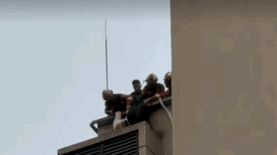 消防人员接到群众报警，冒着生命危险，把年轻的女士救了上来，为消防救援人员拍手叫好