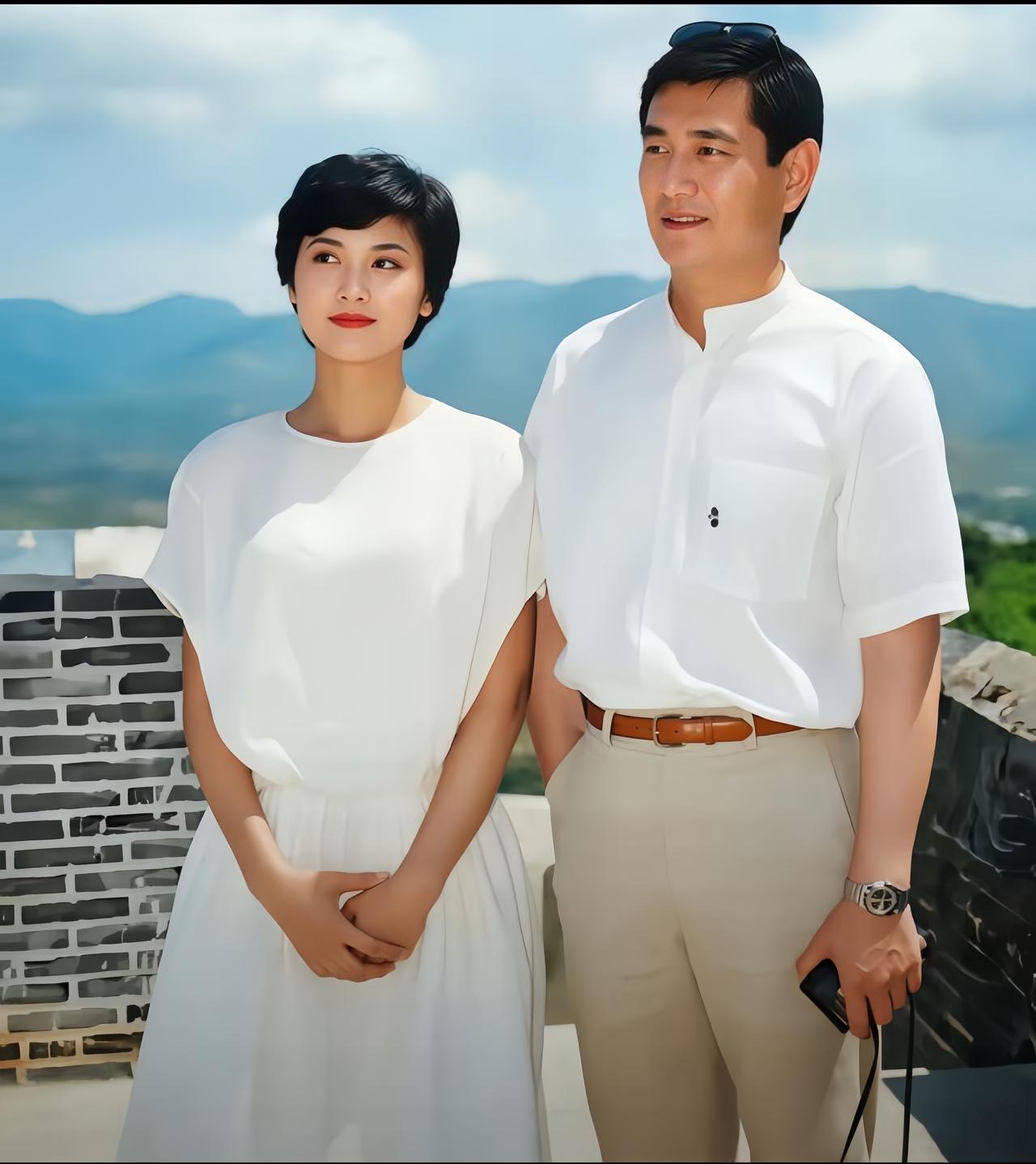 很难得见到朱琳和高仓健同框出镜，两人结伴游览长城，整体穿搭清爽简约，气质格外出众