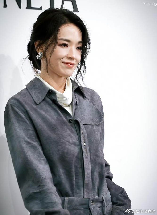 岳红又带着闺女岳以恩进组了，这回是童瑶主演的新剧《四喜》，她演婆婆，女儿混在配角