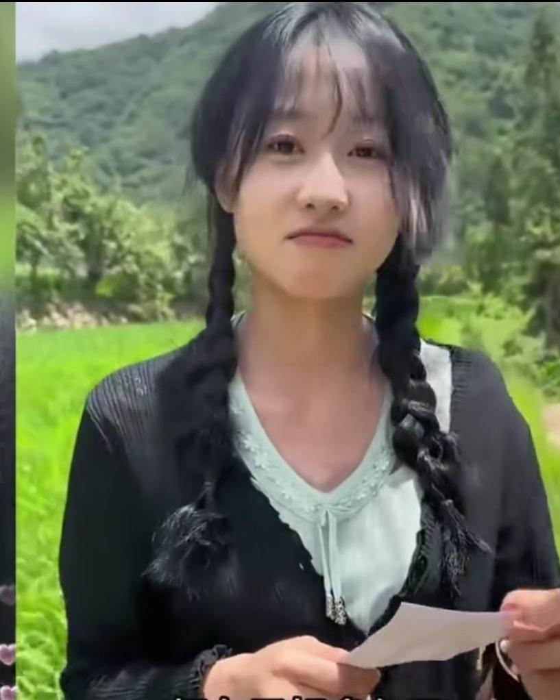 今天独自进山，在山间偶遇一位姑娘，第一眼就觉得很漂亮。
 
青山绿野做背景，两条