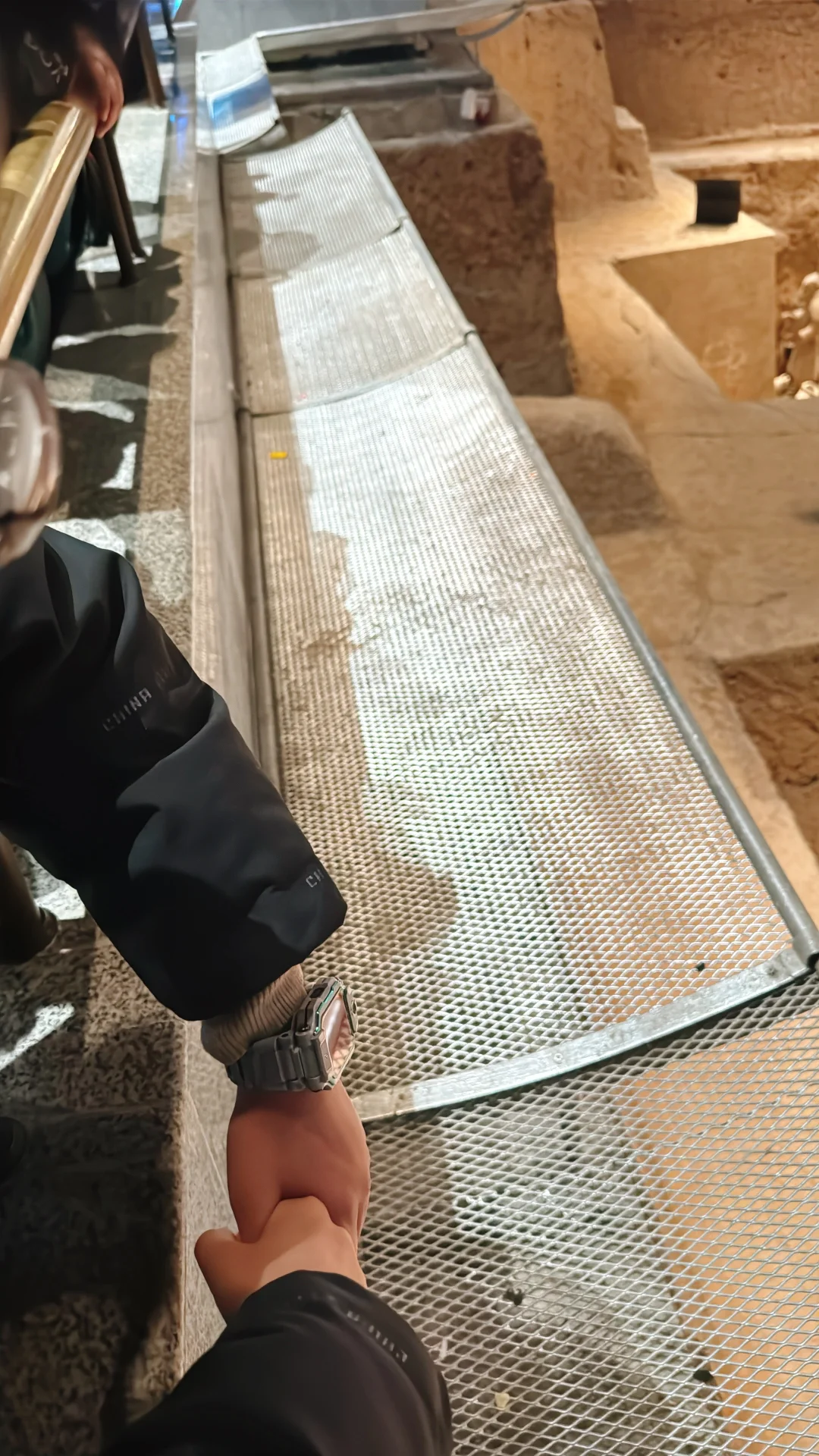 兵马俑这个铁网有什么作用？