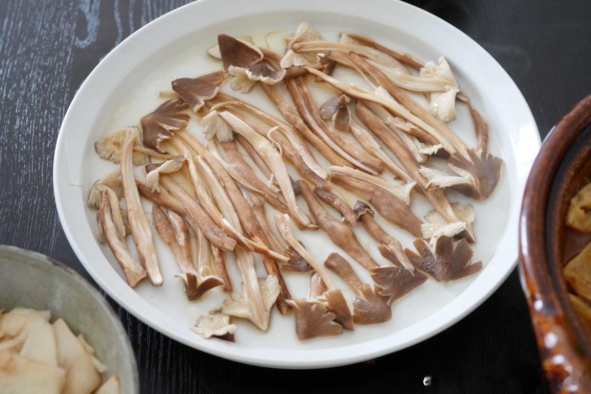 这两天吃了啥：虾饭，腐竹烧筋头巴脑，咸肉炒笋，油盐蒸荔枝菌，鲜黄花菜汆鸡蛋肉末 