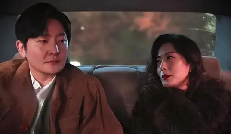 央视八套新剧《老舅》刚播到第十集，杨小姐这个夜场老板娘就火了！大波浪红唇、掐腰裙