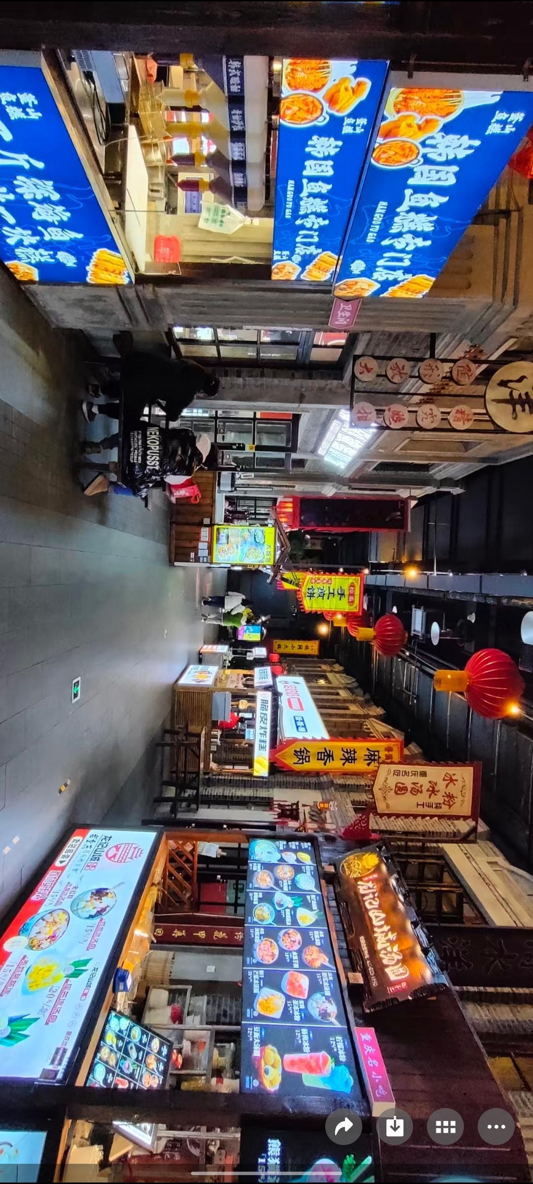 繁华夜市，美食琳琅满目，尽享人间烟火气！🍜🍢🍡