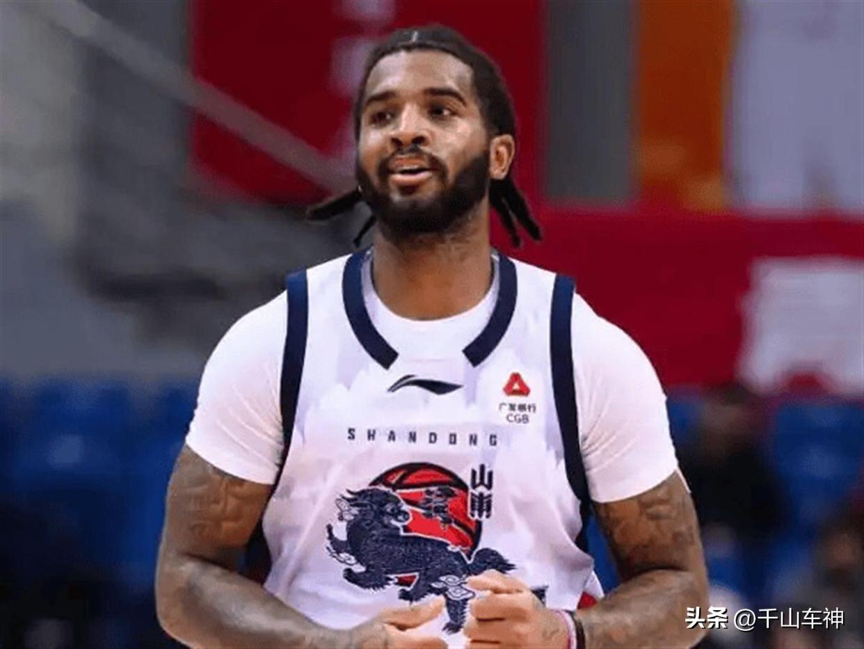 山东男篮一边给克里斯取消注册，一边又把球队本赛季最后一个外援注册名额留给他。这番
