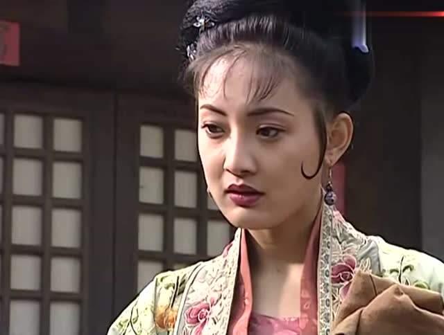 翠屏山，病关索杨雄持刀质问妻子潘巧云，潘巧云说：“我嫁给你两年，还不如在跟着师兄