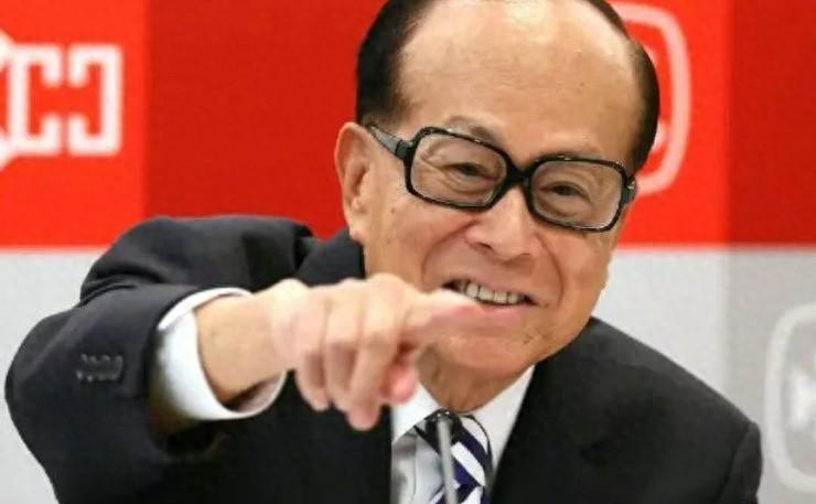 中国不挽留，美国不收留，被夹在中间的李嘉诚，终于玩不转了！大公报四次三番喊话，被