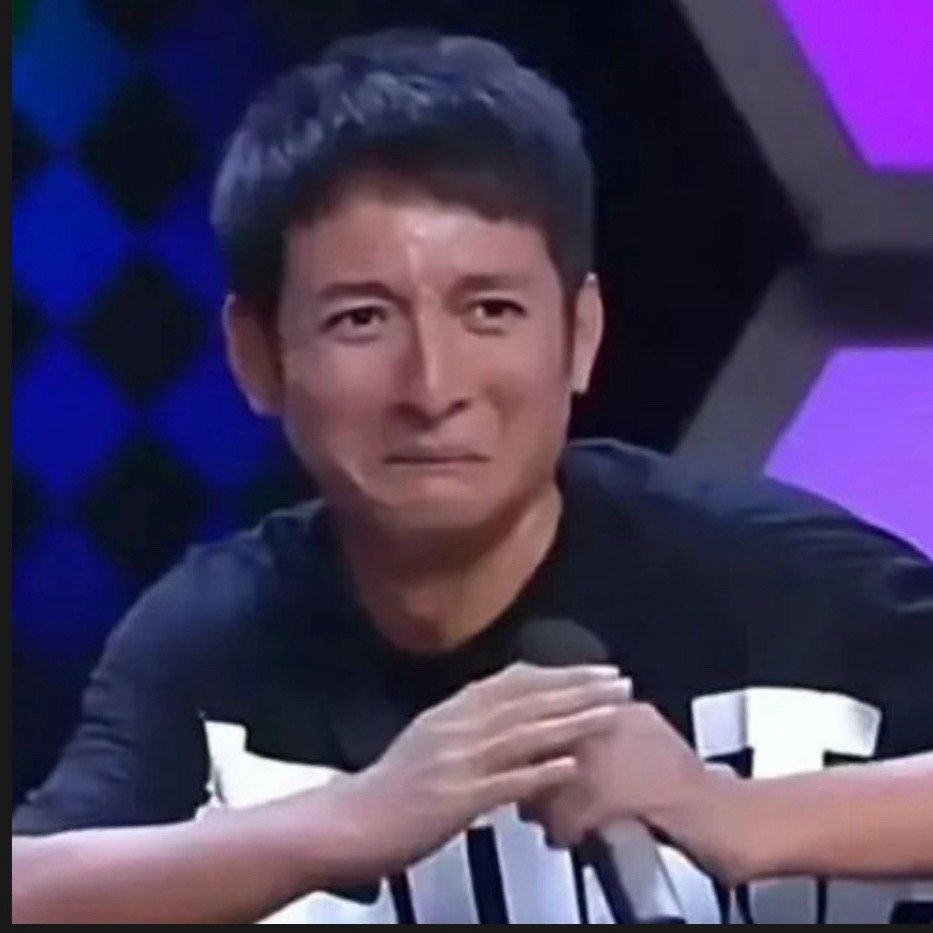 旁边的粉丝好像是第一次来 超级激动因为我坐最后一排 后面可以站着 我滴妈 不知道