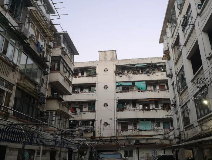 上海学区房最强阵地失守，两年内从近 15 万跌到 10 万，曾经一周涨 39.4