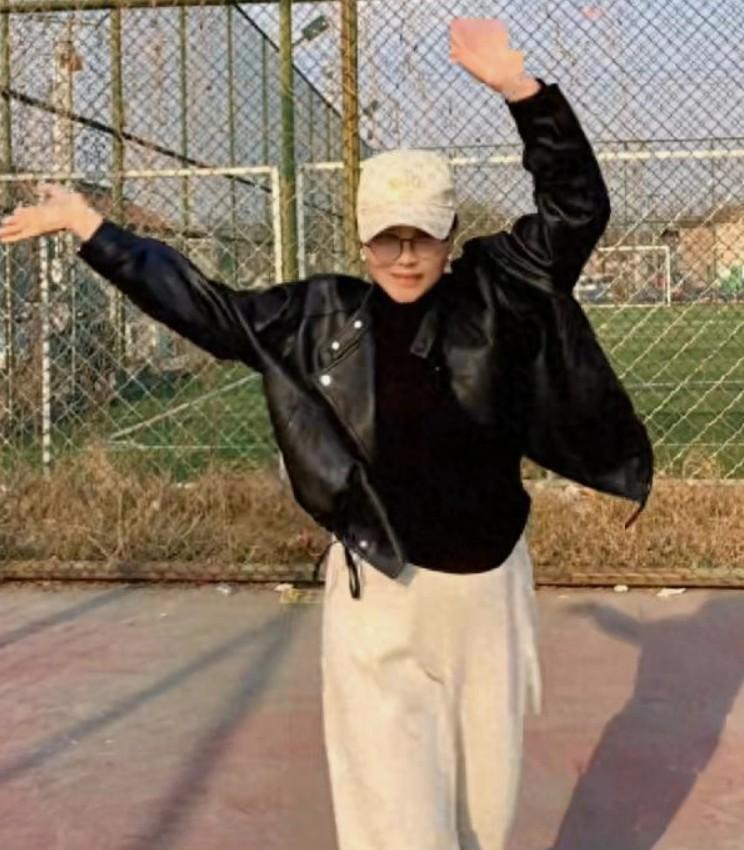 小杨她感谢筱梅母亲照顾小玥玥小琳琳，是因为筱梅母亲代替了她的工作。
 
要不然她