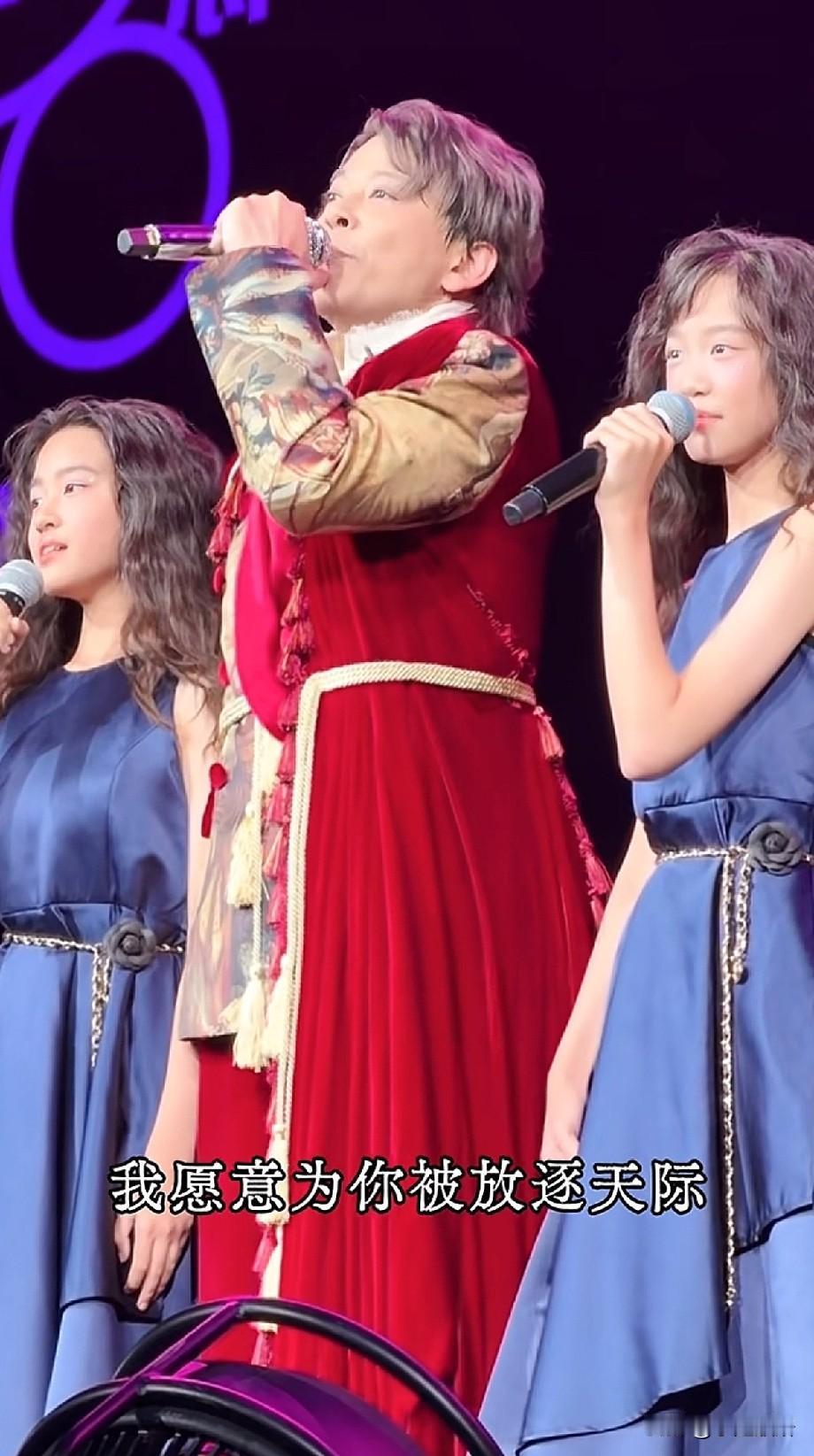 陈晓东红馆演唱会名场面！携双女儿合唱《我愿意》，温柔戳哭全场
 
陈晓东香港红馆