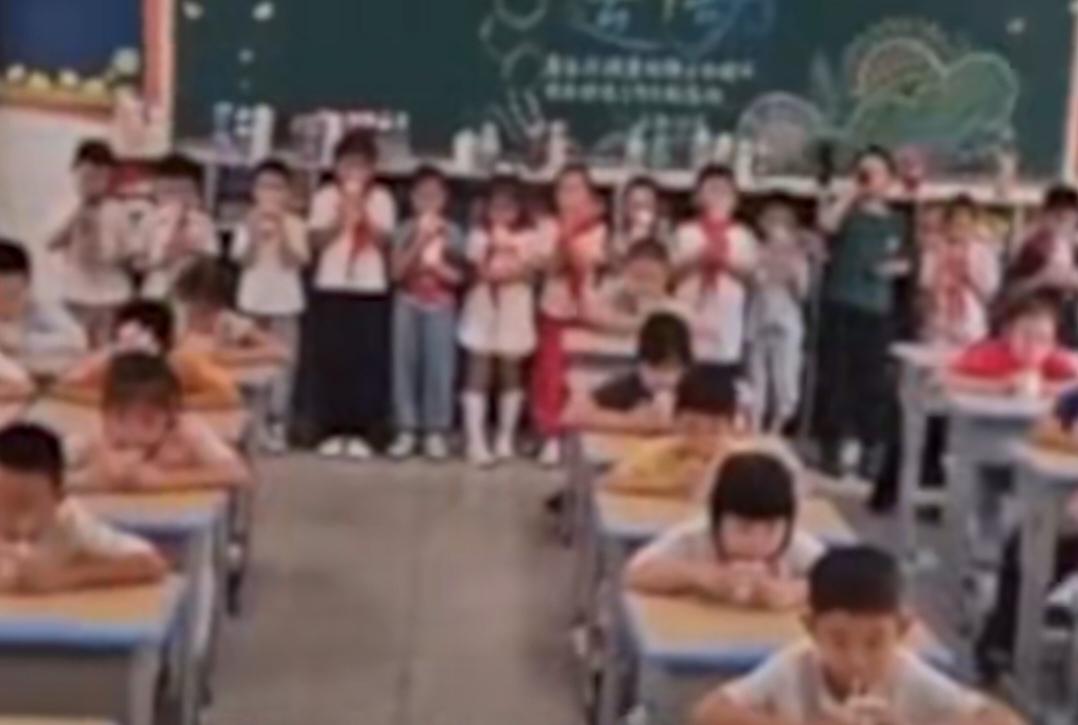 近日，武汉江夏区康宁路学校，有老师将一段视频上传到家长群，视频里订学生奶的孩子坐