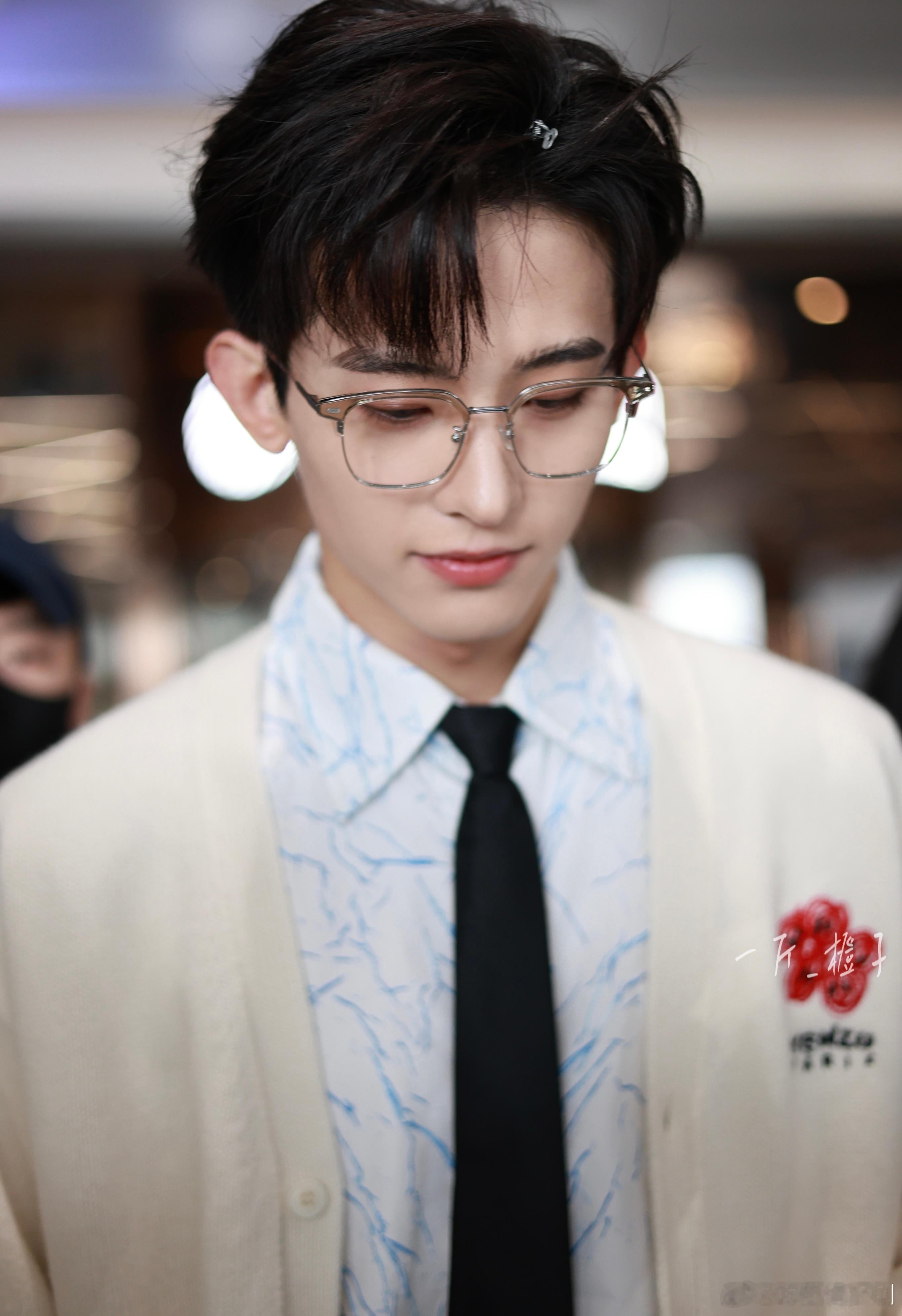 常华森这手我先抱走了 常华森这手真的绝绝子！骨节分明、线条流畅，戴眼镜的时候更显