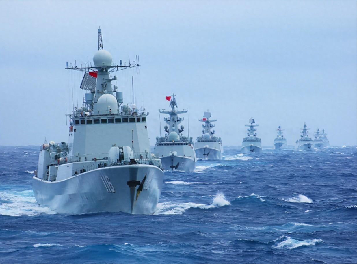 中国海军的家底有多厚呢？不夸张的说，中国海军就是第一梯队，实力也只差于美国。
 