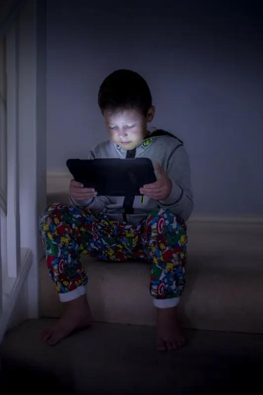 孩子凌晨偷拿平板玩2小时再放回去，这场景想想就又好气又好笑。之前看到一个十二岁的