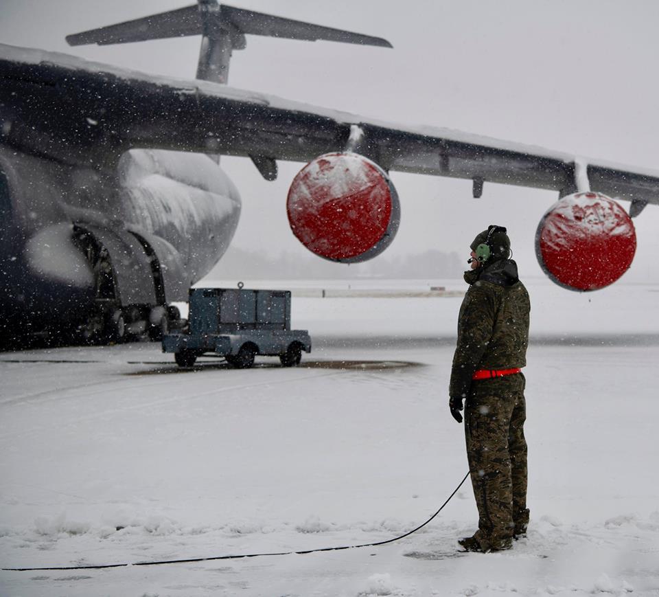 2019年1月13日，特拉华州多佛空军基地迎来降雪，这一组极具视觉冲击力的影像，