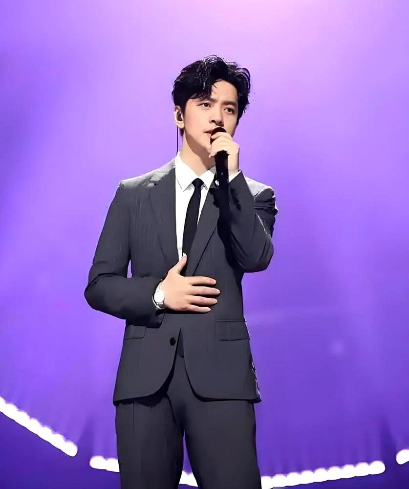 清华毕业，结婚20年，不要孩子也不买房。李健和他老婆到底图啥？

当别人都在为学