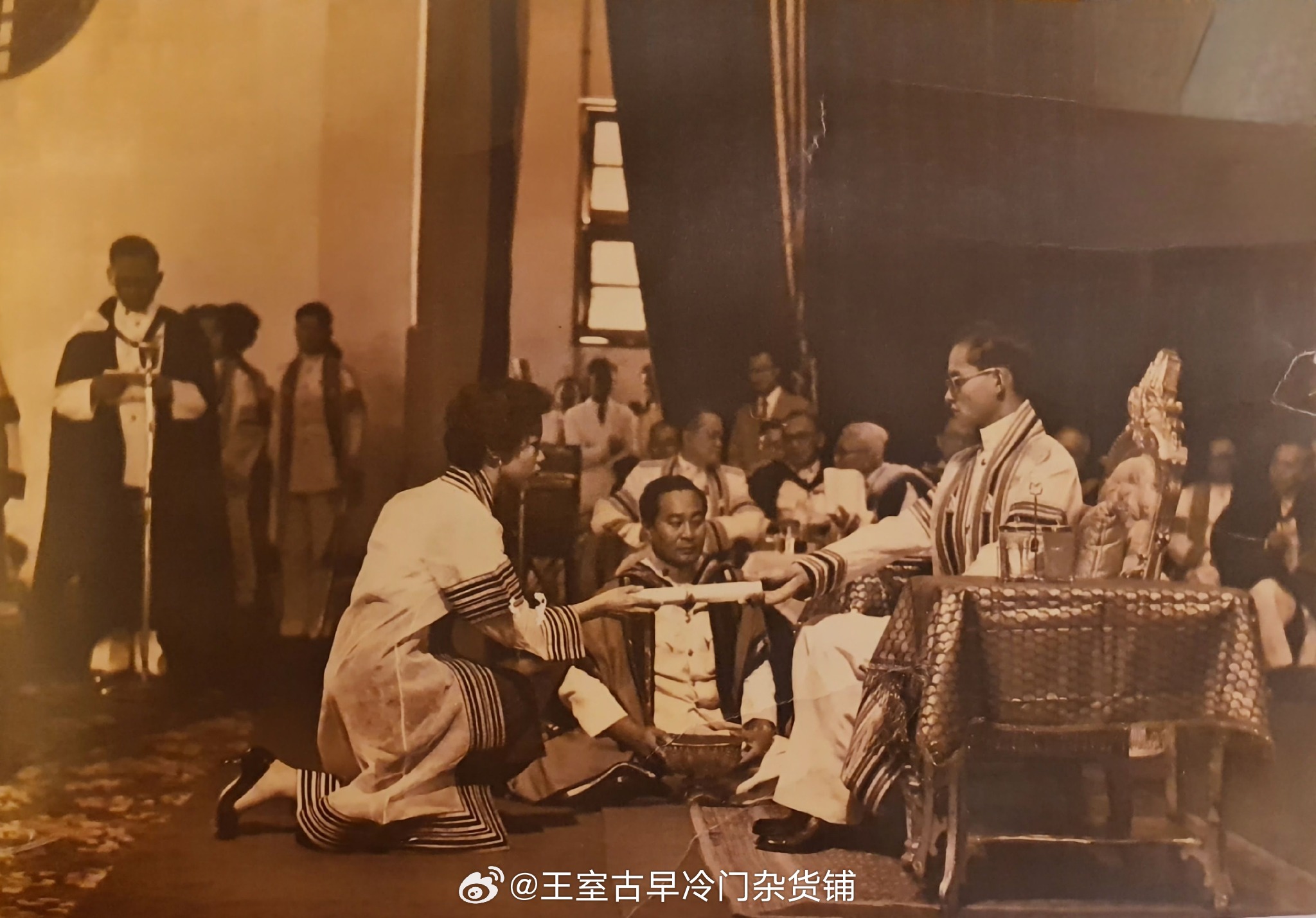 王室王室泰国王室王室旁支 蒙昭乌泰坎雅夫人的几张照片：第一张照片是她和朱拉蓬在一