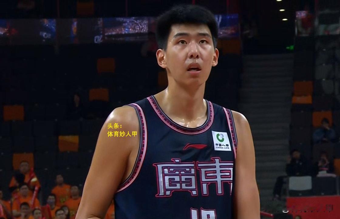 突发！广东队训练杜锋提要求，导致2米26徐昕意外受伤。
昨天，广东队在主教练杜锋