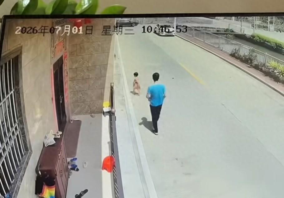 当地回应男子将女童抛入河中，这个事情当中，该女童是男子的胞妹，看样子像是成年人，