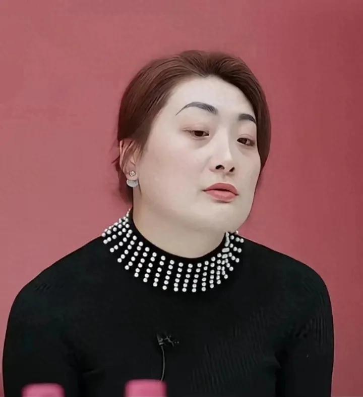 有一位男总裁采访宗馥莉：“你爸催你赶紧解决个人问题吗？”宗馥莉回答得快准狠，一点