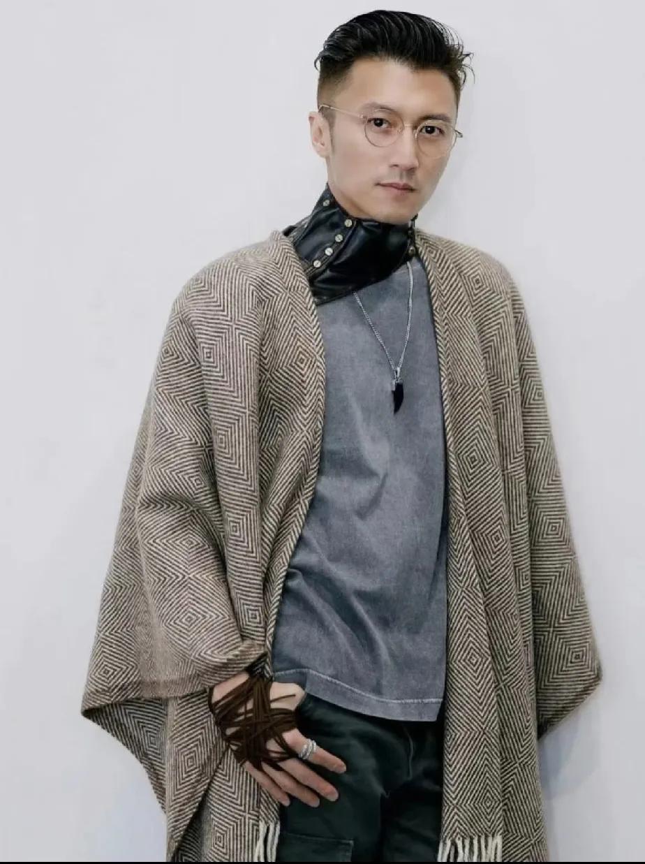 就问你帅不帅啊？
谢霆锋批个麻袋也会成为潮流吧？！
王菲真的是，
无法理解的快乐