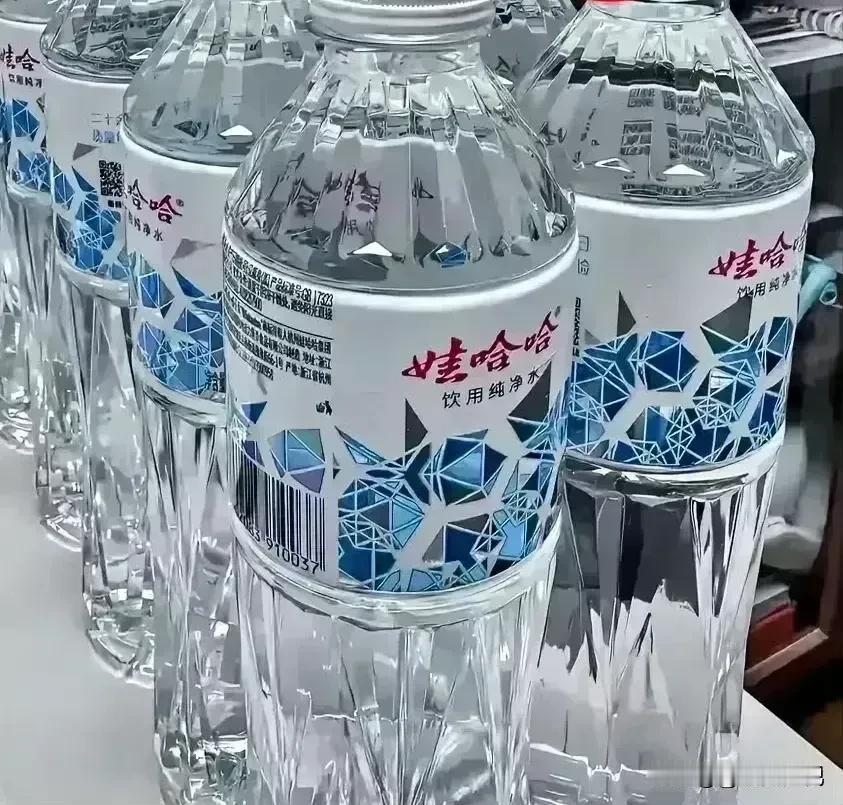 哇哈哈换包装了，这款包装时尚大气，与老包装比起来，添加了钻石元素，蓝色是主打色，
