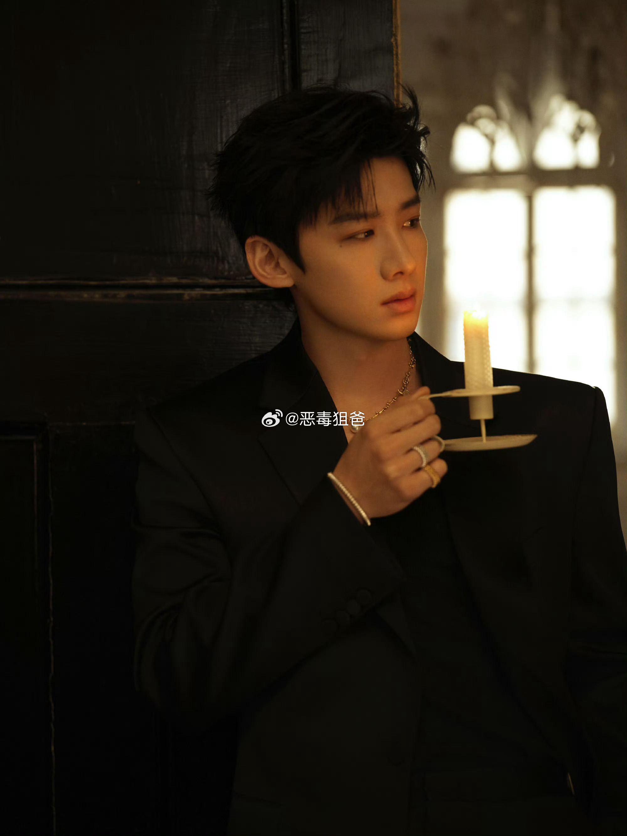 白敬亭电视剧品质盛典造型看起来好贵气的暗夜王子 期待今晚的白敬亭 