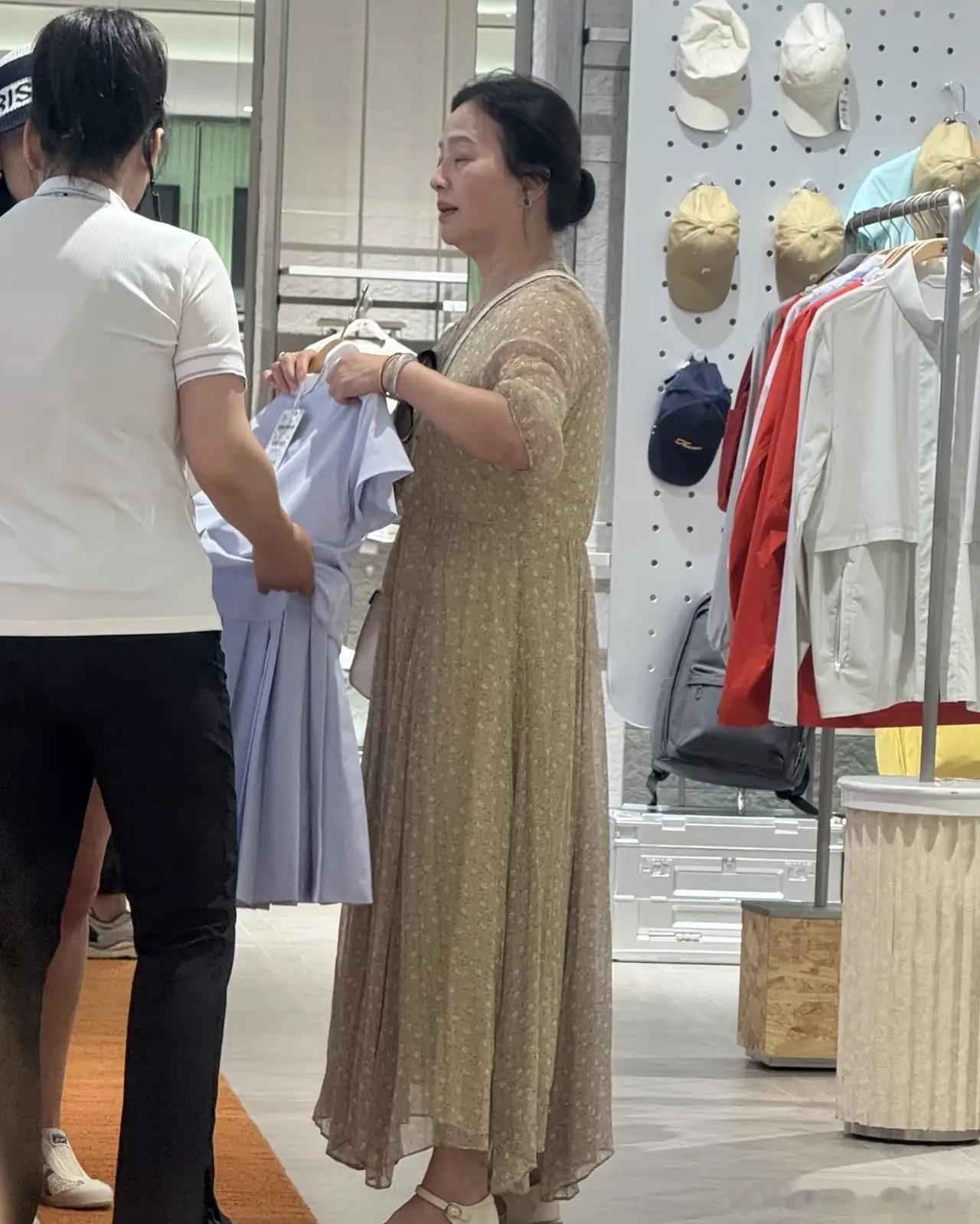 有网友在北京逛商场时偶遇刘亦菲妈妈，67岁的人气质真的太好了！她穿着碎花连衣裙，