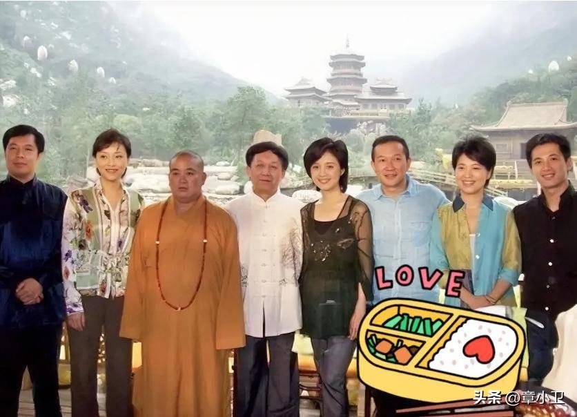 全是名人，从左往右属
1. 梅帅元：《禅宗少林》总策划
​2. 杨澜：知名主持人