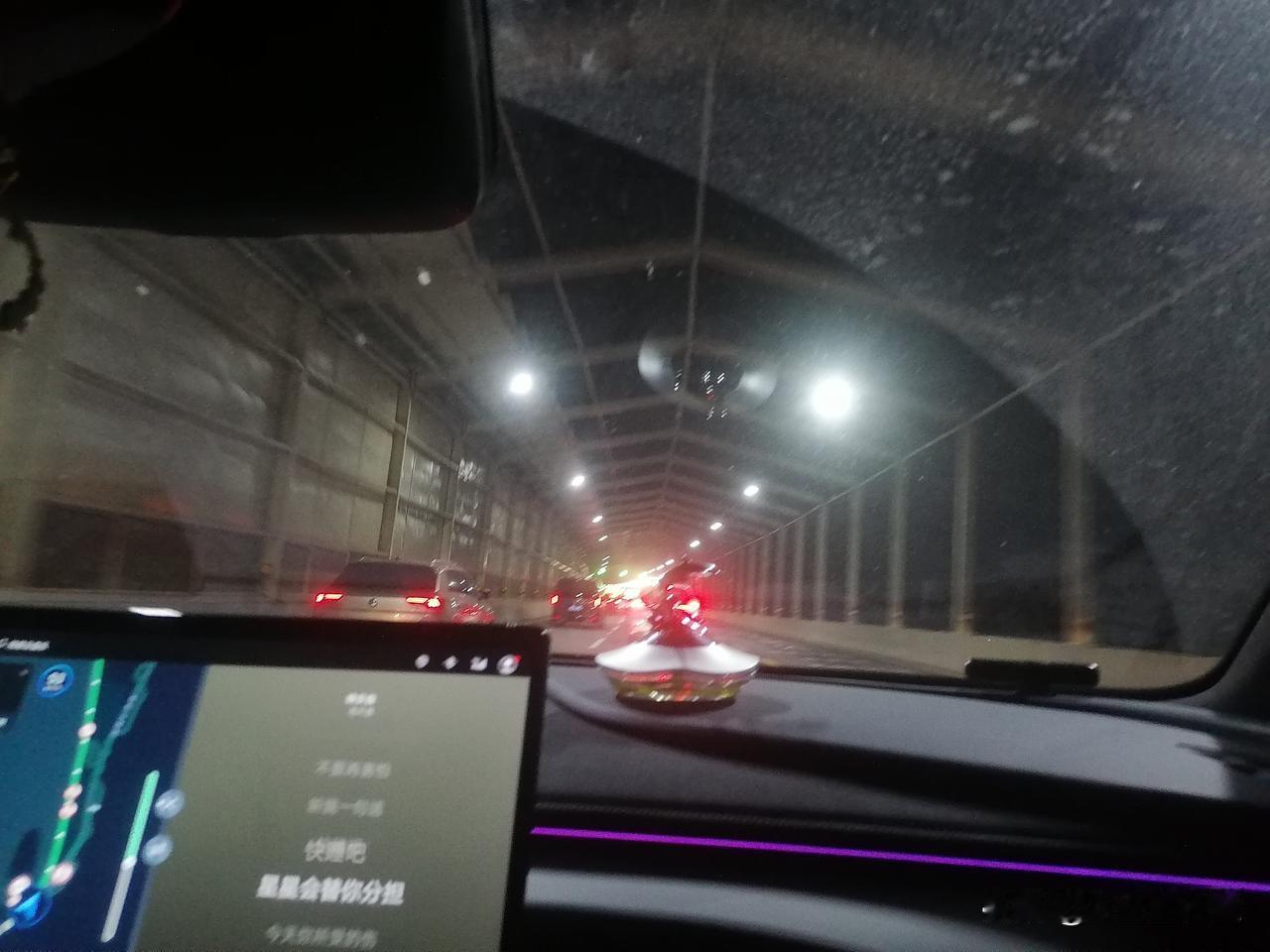 车行此处，看到一种奇怪的现象，公路上面搭架子，起什么作用？