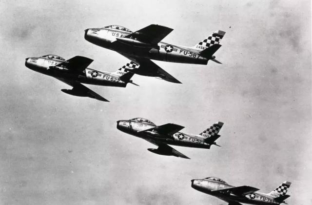 美国空军少将丹迪斯在1953年于旧金山一家医院接受治疗时，突然从楼上跳下结束生命