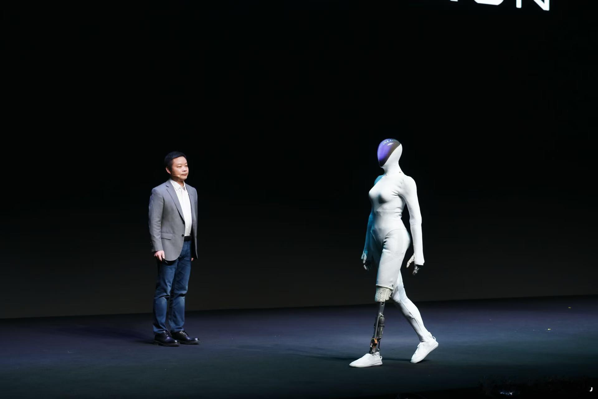 何小鹏回应女机器人里藏真人小鹏机器人 小鹏用直播回应所有人的质疑🧐中国人是时候