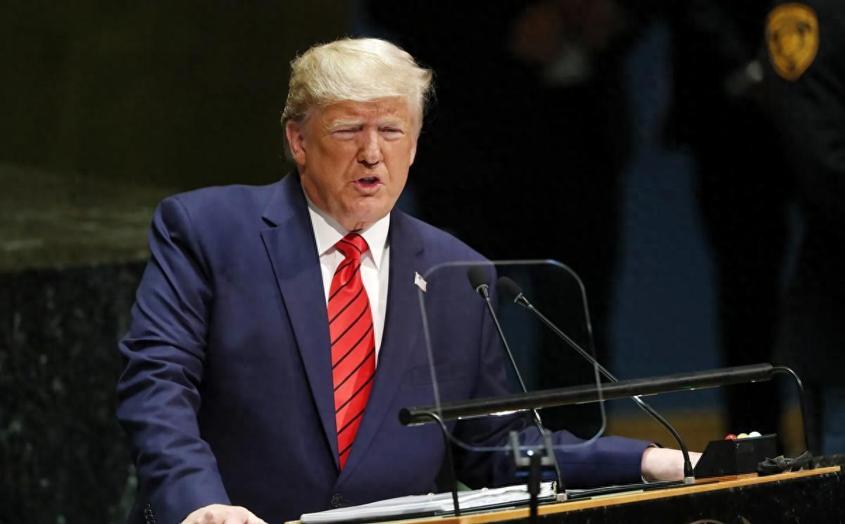 就在全世界都死死盯着波斯湾，以为这把火要彻底烧破天的时候，一记“急刹车”硬生生把