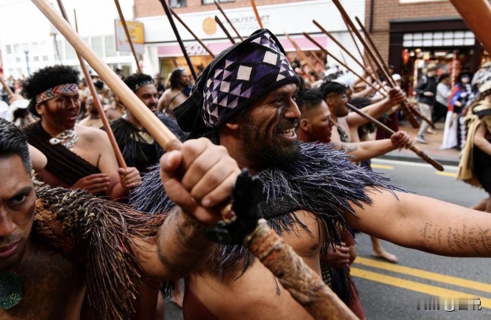 新西兰一群自称“真爱国者”的本地人，为了阻止锡克教移民的宗教游行，选择了跳毛利族