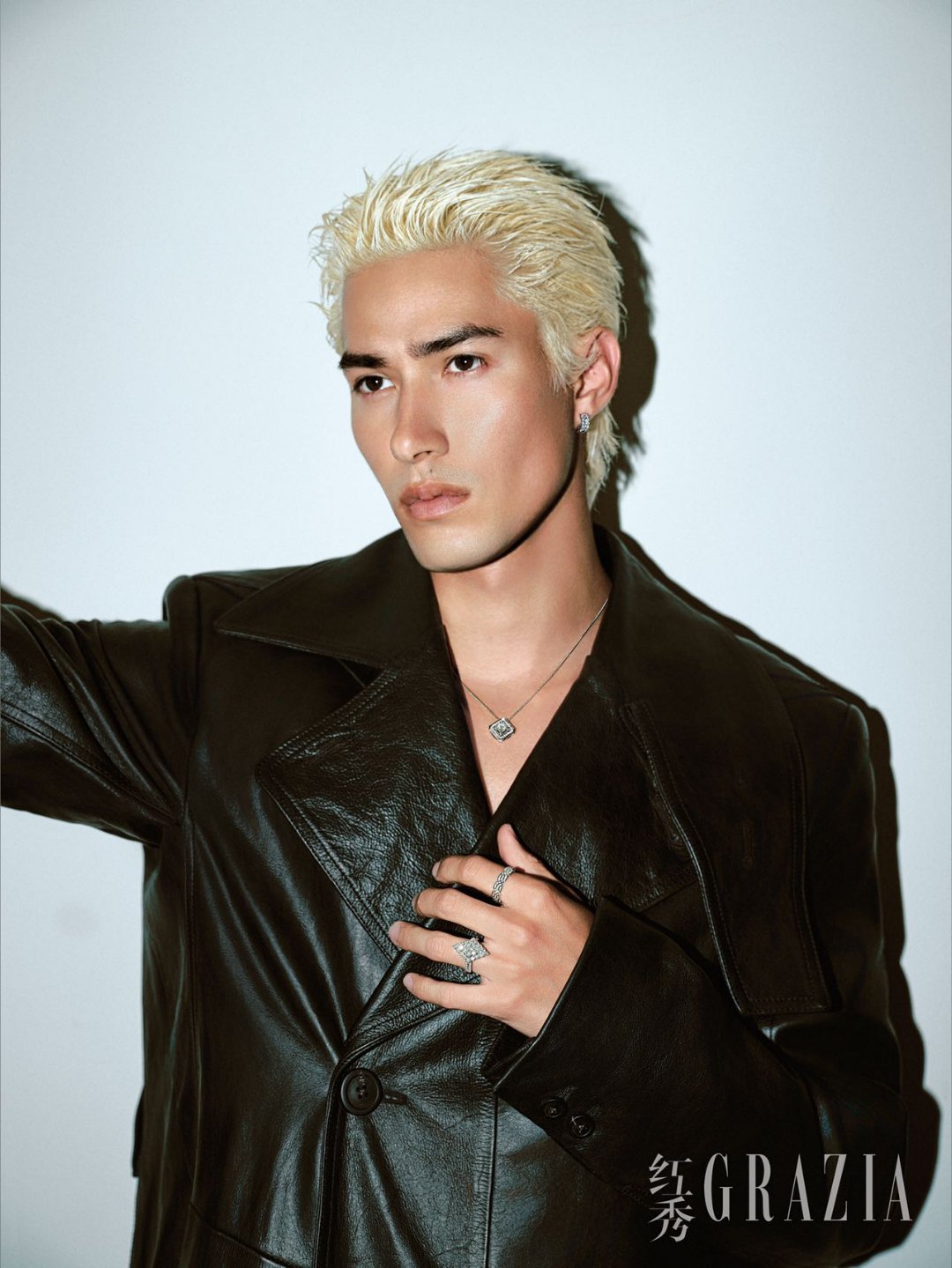 天然钻石天然钻石生而不凡注定瞩目天然钻石协会 米卡红秀杂志这组表现力真的绝了 搭