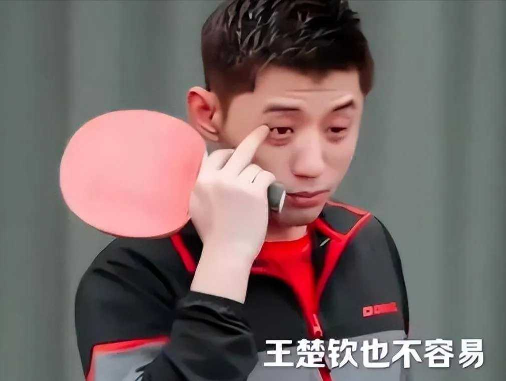 面对王楚钦在亚运会摘银及赛后迅速摘牌的争议，张继科在直播中给出硬核回应。他直言竞
