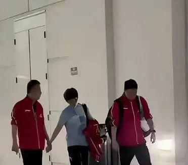 看见下场的蒯曼, 心里泛起酸涩之感, 蒯曼行走于两位教练中间, 显得颇为疲惫, 