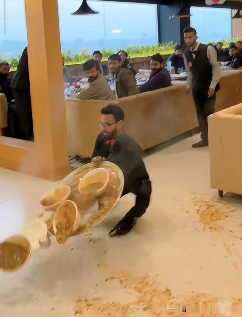 服务员耍帅翻车，整盘咖喱直接扣地上
 
这大概是全网最想看到的“翻车现场”！
 