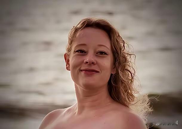 这个美国女子37岁，在自己的车上，就被移民局的探员用木仓给送到了另一个世界，女子