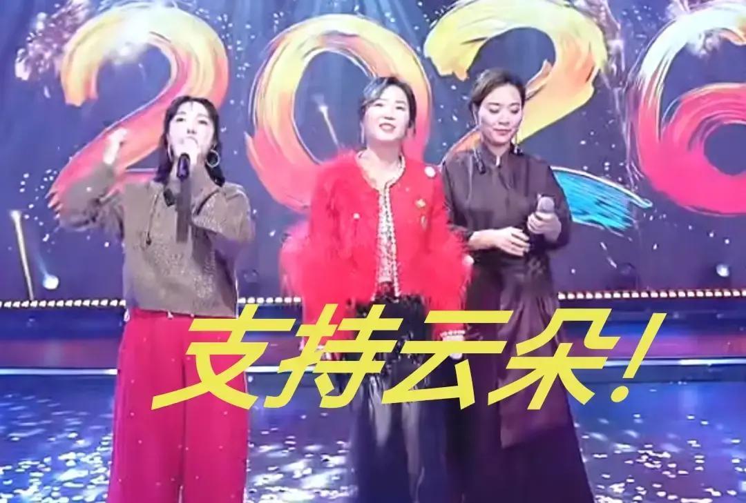 四个版本，全是她说的
 
2012年采访：刀郎给的名。2020年直播：我妈起的。