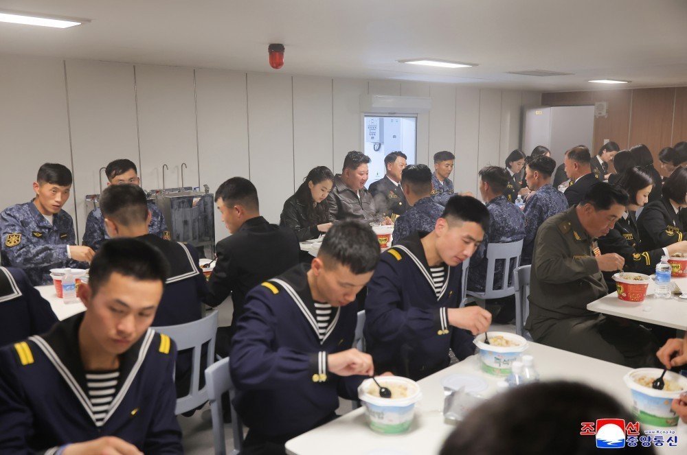 敬爱的金正恩同志访问“崔贤”号驱逐舰，观摩舰艇机动能力综合评估试验海外新鲜事烽火