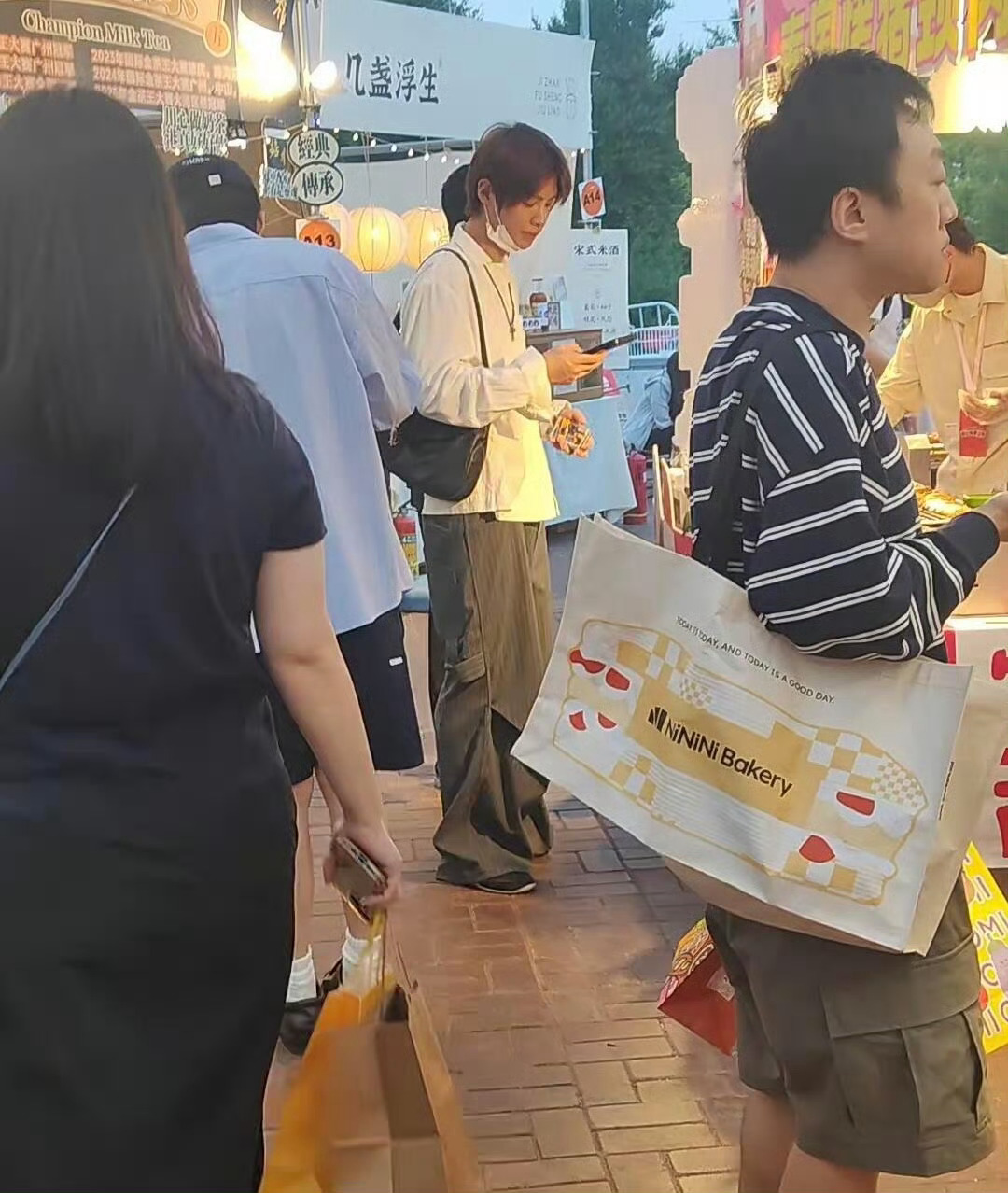 朝阳公园偶遇黄明昊黄明昊素颜打招呼谁羡慕了[哇]朝阳公园面包节偶遇黄明昊，素颜出