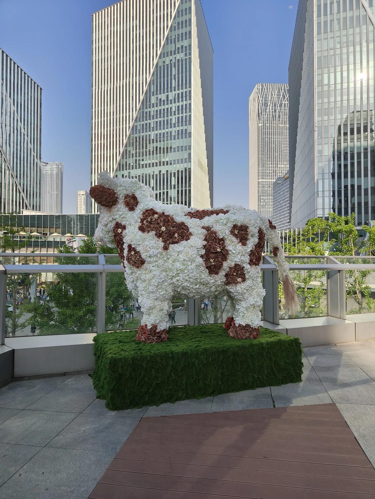 2026上海国际花卉节——
赏花第二站~卉聚前滩里

除了形态各异的动物造型
还